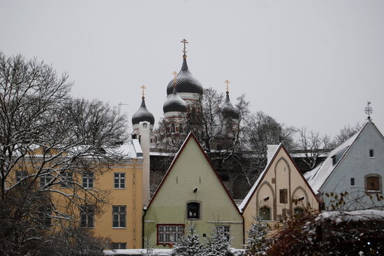 im Hintergrund die Aleksander Nevski Kathedrale in der Oberstadt