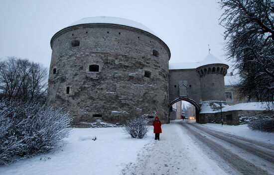 an der Außenseite des Tores gingen wir um den dicken Turm herum