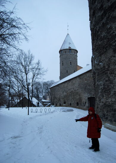 und an der Außenseite der Stadtmauer weiter