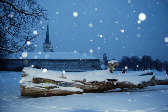 im Schneetreiben zur Hauptstraße