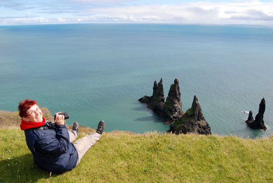 Blick vom Reynisfjall auf Reynisdrangar