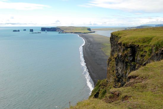 der Strand Reynisfjara vom Reynisfjall aus