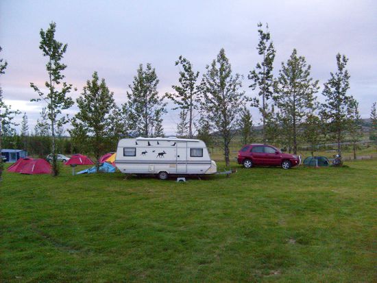der Campingplatz direkt neben dem Geysirgebiet, in sicht- und riechweite