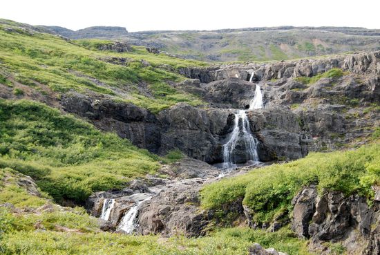 Wasserfall oberhalb des Mjóifjörður
