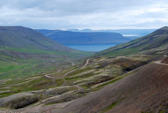 Blick von der Hrafnseyrarheiði zurück zum Arnarfjörður