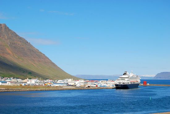 das Kreuzfahrtschiff "Prinsendam" aus Rotterdam hat in Ísafjörður festgemacht