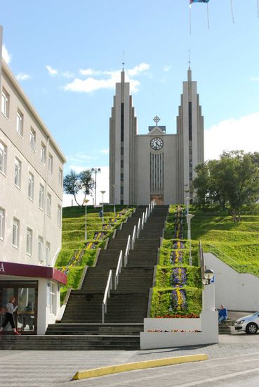 Akureyrarkirkja von der Ecke Hafnarstræti/Kaupvangsstræti aus gesehen