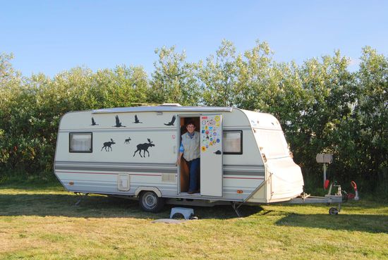 unser Campingplatz in Heiðarbær auf dem Sportplatz neben dem Schwimmbad
