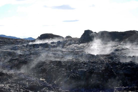dampft es überall aus vielen unsichtbaren und einigen sichtbaren Löchern und Spalten