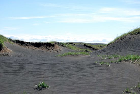 schwarze Sanddünen neben der Ringstraße