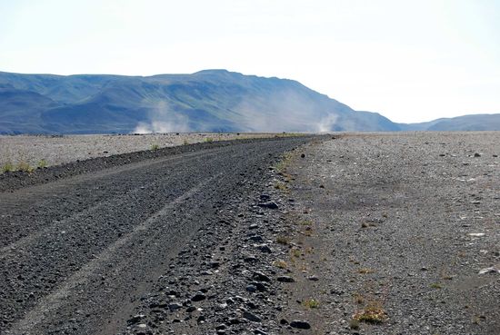 Autos vor uns erkennt man an den Staubfahnen