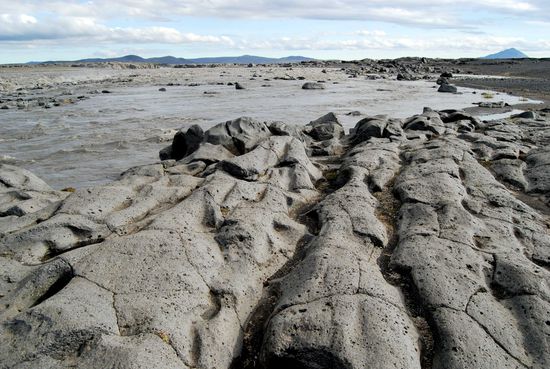 hier floß einmal das Wasser und hat seine Spuren im Gestein hinterlassen