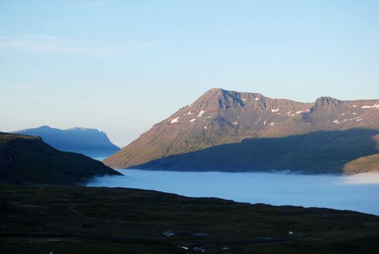 Fjord und Tal sind mit Wolken gefüllt