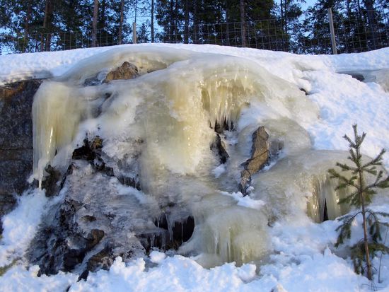 Eis am Felsen neben der Straße