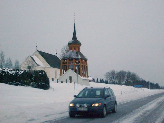 Wieder einer Kirche mit freistehendem Turm.