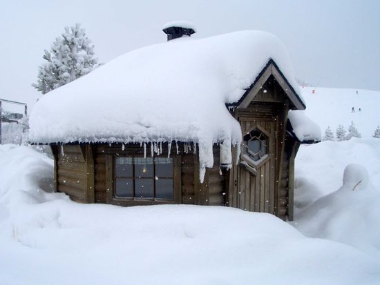 Grillhütte an der Einfahrt.