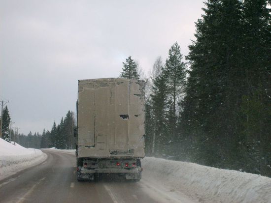 Lastbil etwas schneeverkrustet.