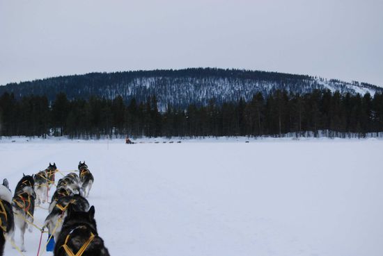 Zuerst geht es über den See,