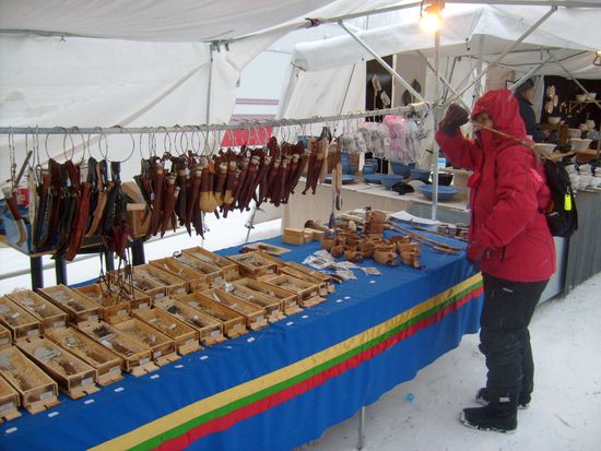 Schöne Messer, Kåsor (typische Trinkbecher aus Holz) usw.