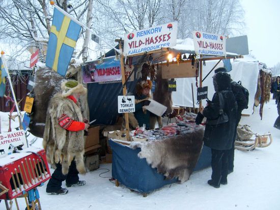 Vild-Hasse verkauft auf allen Märkten Rentierprodukte.
