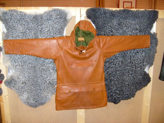 Handgearbeitete Lederkleidung