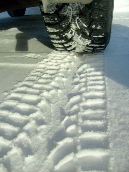 Die Spur von richtigen Winterreifen.