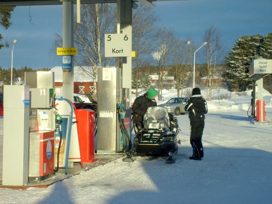 Auch Snöskoter müssen mal tanken.