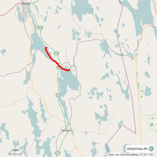 Wir sind zu Hause mit dem Auto und dem Boot auf dem Anhänger bei schönstem Sonnenschein losgefahren, aber schon in Filipstad fing es an zu regnen. Beim Seesetzen in Nykroppa ließ es zwar etwas nach, und wir konnten den engen Bach Prästbäcken einigermaßen ungehindert befahren.