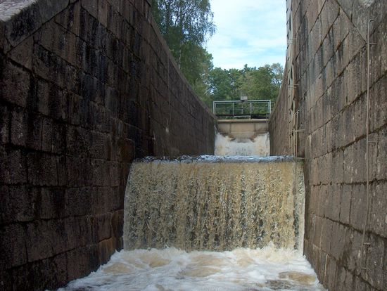 Die Schleusenkammern füllen sich