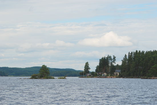 Immer wieder hübsche Häuser am Ufer