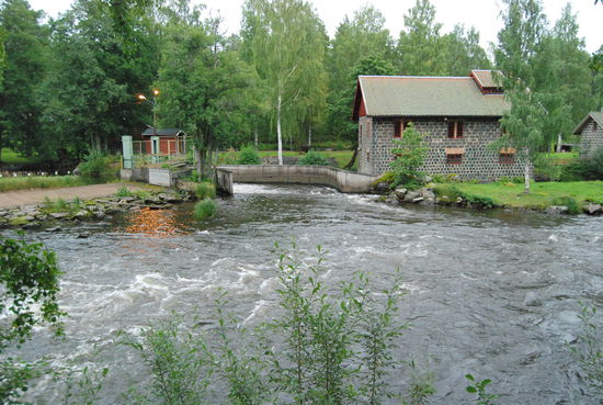 Das alte Mühlengebäude am Wasserfall