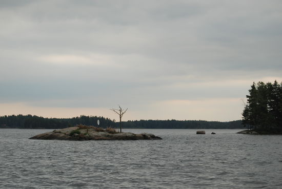 Kleine Insel der Korpholmarna im Ullvettern mit Seezeichen