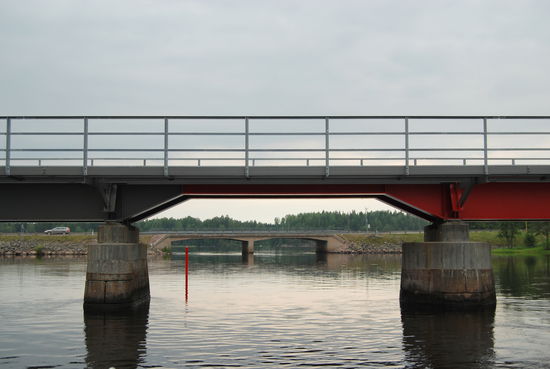 Eisenbahn- und Straßenbrücken am Nässundet