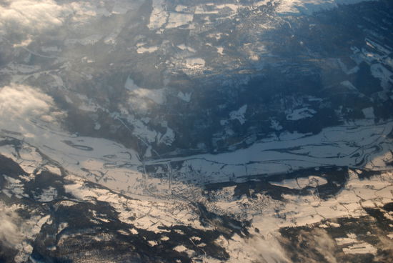 Ringebu in Norwegen durch eine Wolkenlücke