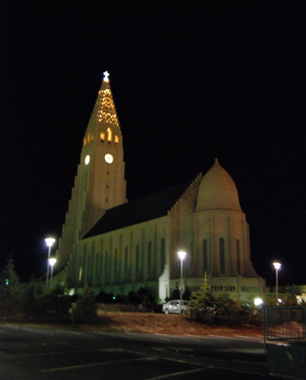 Reykjavík grüßt mit der Hallgrímskirkja