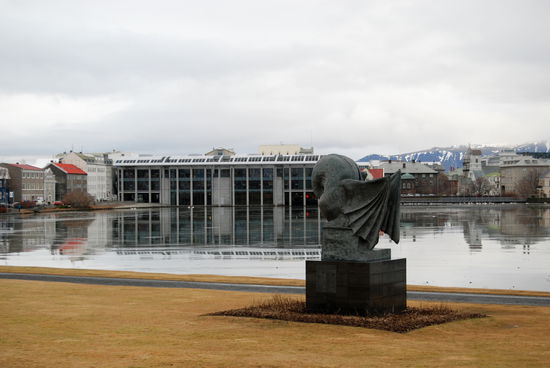 Tjörnin mit Rathaus
