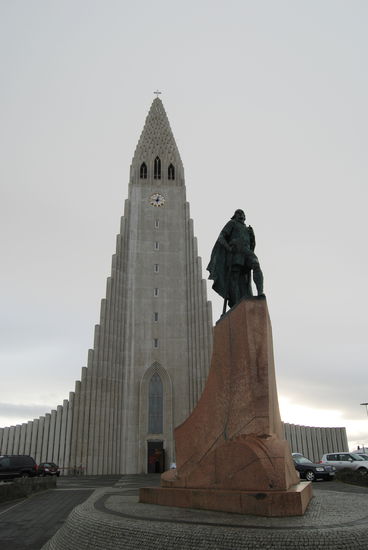vor der Hallgrimskirkja