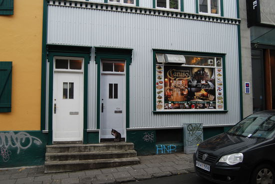 es gibt sogar aufgemalte Katzen