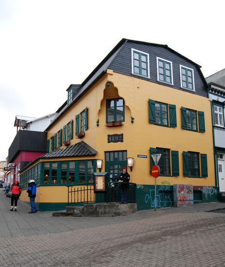 typische Häuser mit dem Eingang an der Ecke