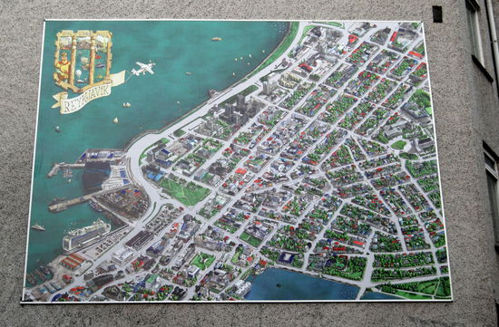 am Giebel eine Ansicht von Reykjavík