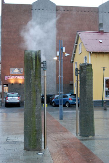 Basaltsäulen als Symbol für Ingólfur Arnarsons Hochsitzpfosten und Rauch der Rauchbucht Reykjavík
