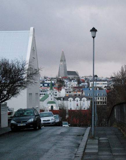 Kirkjugarðsstigur mit Blick auf die Hallgrimskirkja