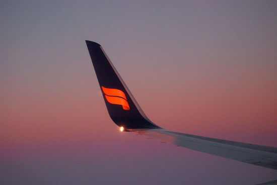 unser Flugzeug im Sonnenuntergang