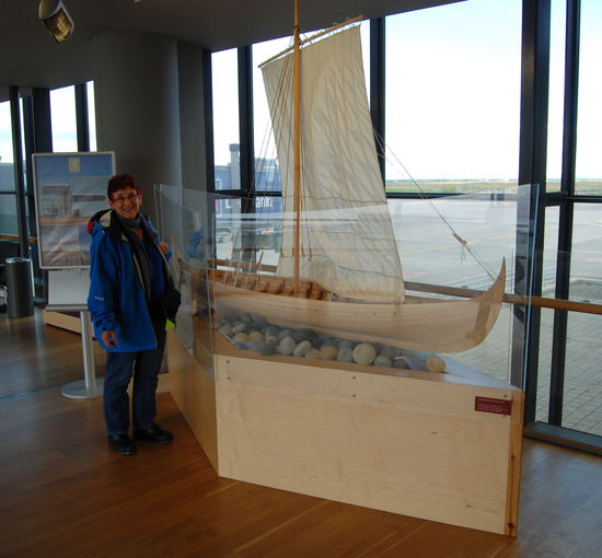 nein, mit dem Wikingerschiff sind wir nicht nach Ísland gekommen 