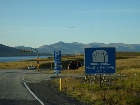 Hvalfjarðargöng, der Tunnel durch den Hvalfjörður