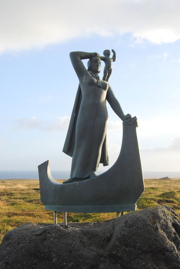 Denkmal für die am weitesten gereiste Frau der Wikingerzeit 
Guðríður Þorbjarnardóttir, die hier vom Hof Laugarbrekka stammte
