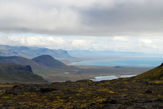 mit Blick zum Meer und Krater Búðaklettur