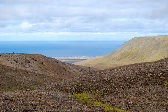 Blick zum Meer mit Hellissandur