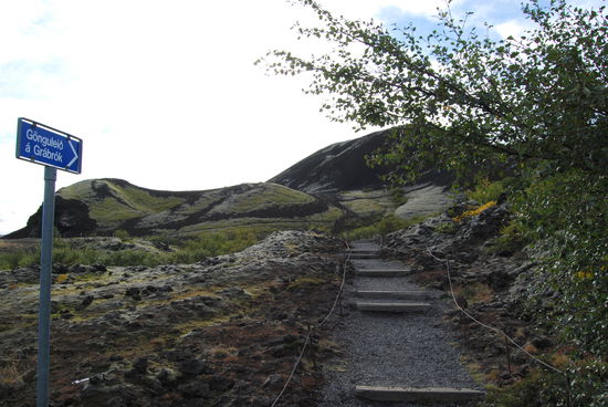 Aufstieg zum Krater Grábrók