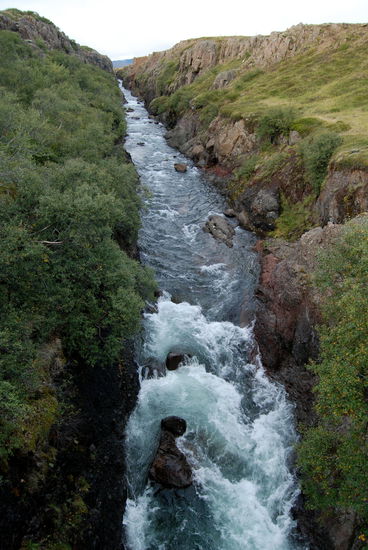 Schlucht neben der Straße